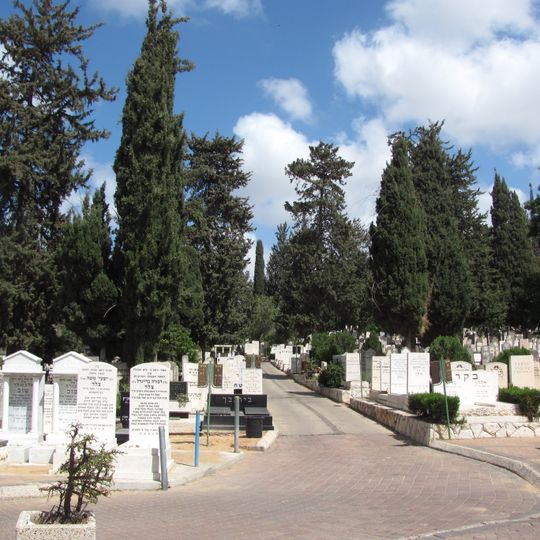 Nahalat Yitzhak Cemetery