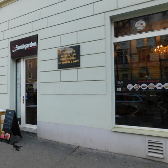 Pamětní deska Františka M. Bartoše na domě Slavíkova 1190/18 na Žižkově