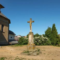 Kříž v Bludově vedle kostela