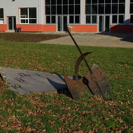 Plastika Sluneční hodiny v parku u ulice Chabařovická