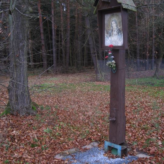 Kaplička u lesa na západním okraji vsi