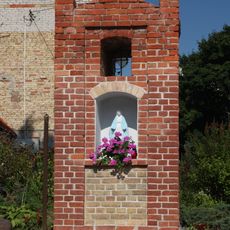 Kapliczka przydrożna, w centrum wsi