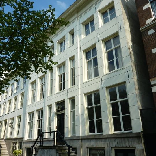 Dubbel huis waarvan de gepleisterde lijstgevel thans een vroeg-negentiende-eeuws karakter heeft