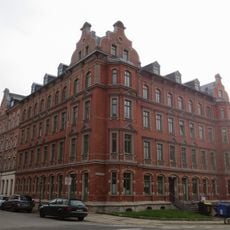 Mietshaus in geschlossener Bebauung in Ecklage mit Vorgarten Barbarossastraße 42