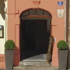 Portal, Sandstein, mit Korbbogen und flachen Lisenen, 1707.