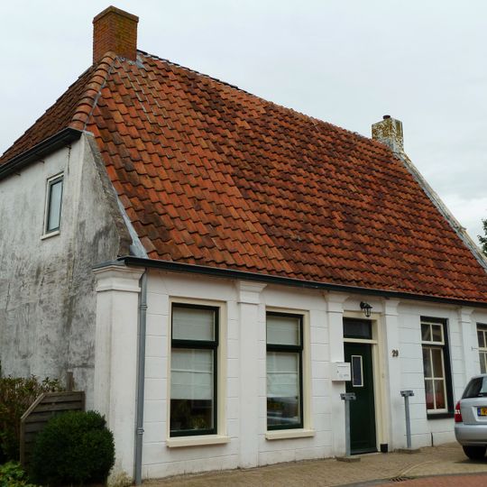 Pand onder hoog zadeldak met afgewolfd zadeldak