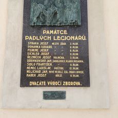 Pomník-deska padlým legionářům na domě 72/4 na náměstí Republiky v Žďáru nad Sázavou
