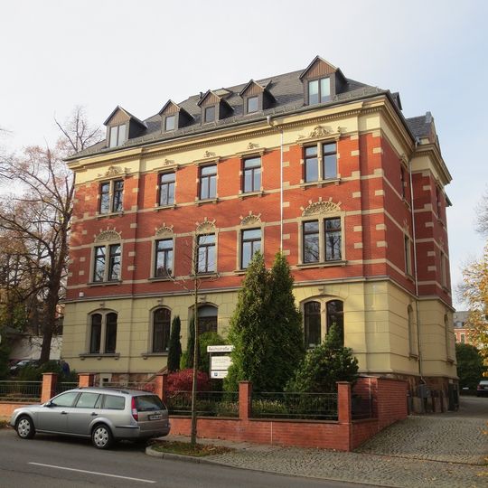 Mietshaus in offener Bebauung mit Vorgarten Reichsstraße 35
