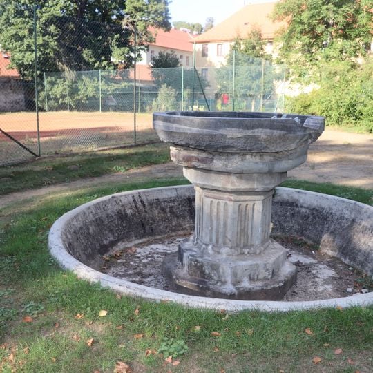 Kašna u tenisových kurtů u zámku Náměšť nad Oslavou