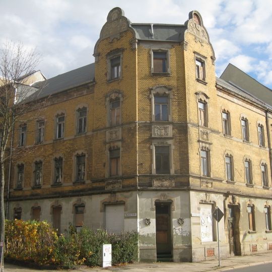 Mietshaus in ehemals halboffener Bebauung in Ecklage, mit Vorgarten zur Münchner Straße Augustusburger Straße 177