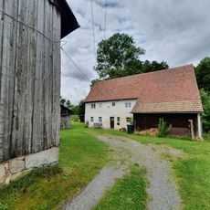 Wohnstallhaus und Scheune eines Bauernhofes Wiesenweg 2