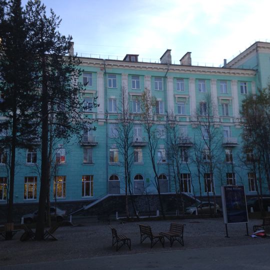 Жилое здание с библиотекой