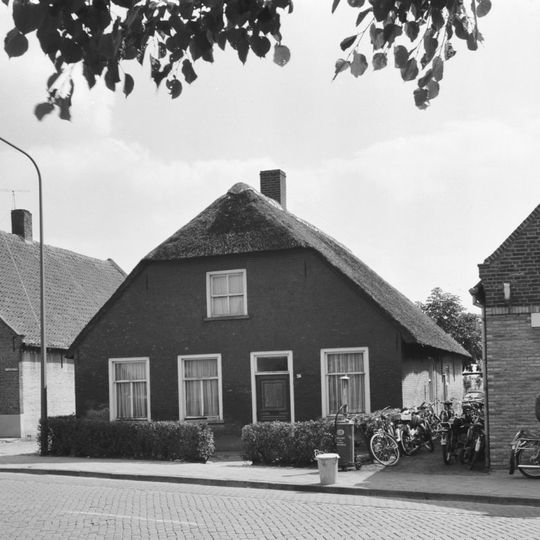 Voormalige kortgevelboerderij met middenlangsdeel onder rieten zadeldak met wolfseinden