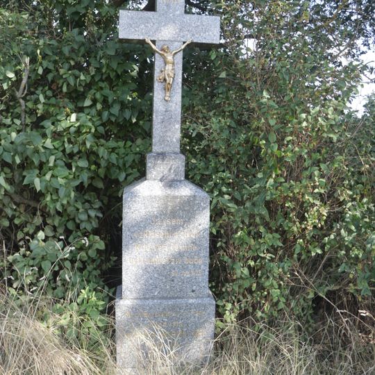 Kříž u cesty severně od Zňátek