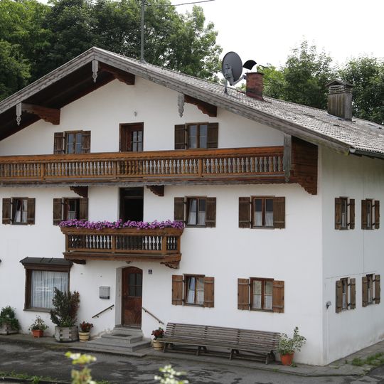 Tegernseer Straße 1