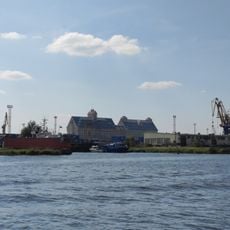 Здание портовых башенных элеваторов (Калининград)