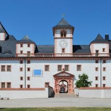 Sachgesamtheit Jagdschloss Augustusburg mit folgenden Einzeldenkmalen: Jagdschloss als geschlossene Vierflügelanlage mit Hauptportal im nördlichen Torflügel, südlichem Torflügel, östlicher Schlosskapelle sowie Innenausstattung, nördlich der Sc