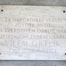 Pamětní deska padlému Vilému Ortlíkovi na nádraží v Bakově nad Jizerou