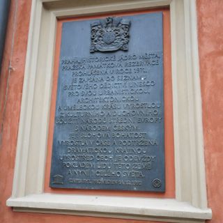 Pamětní deska zařazení Prahy na seznam kulturního dědictví UNESCO na radnici na Starém Městě