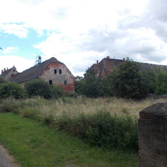 Sachgesamtheit '''Rittergut Promnitz''' mit folgenden Einzeldenkmalen: Schloss, Gutsverwalterhaus, zwei Wirtschaftsgebäude und zwei Scheunen sowie Nebengebäude und Gutsarbeiterhäuser als Sachgesamtheitsteile Am Elbdamm 1; 2; 3a;