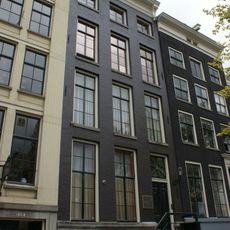 Pand met gevel onder gesneden rechte lijst