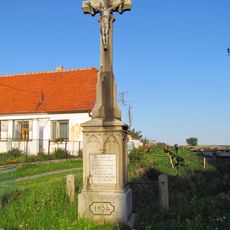 Kříž u autobusové zastávky v Újezdu