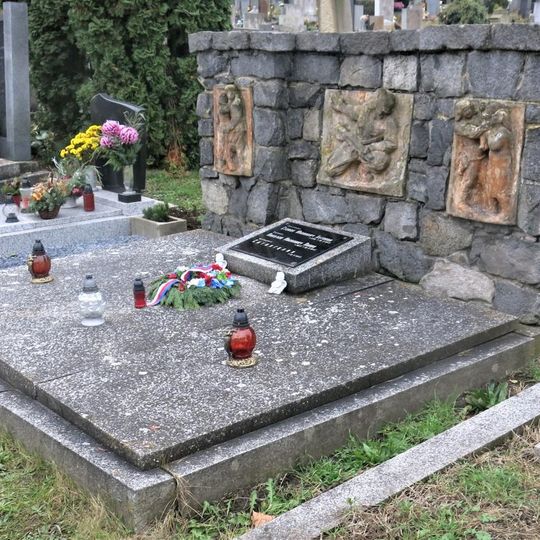 Pomník padlým rudoarmějcům na hřbitově v Kostomlatech nad Labem