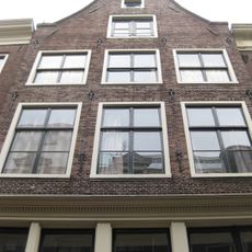 Huis met gevel onder latere rollagentop