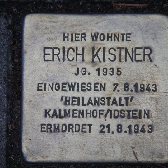 Stolperstein en memoria de Erich Kistner