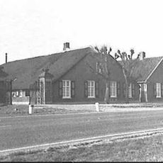 Heemstede: toegangshek met twee hekpijlers