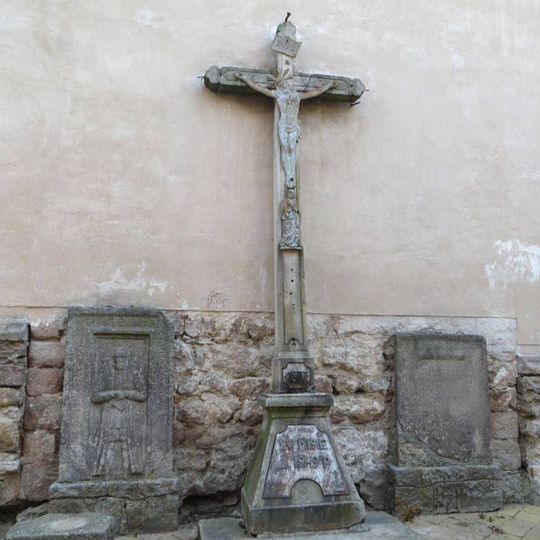 Kříž u kostela Nanebevzetí Panny Marie ve Slavonicích