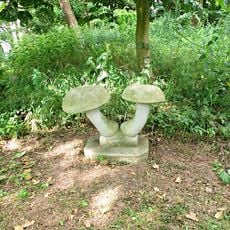 Bingerden: twee paddenstoelen op sokkel