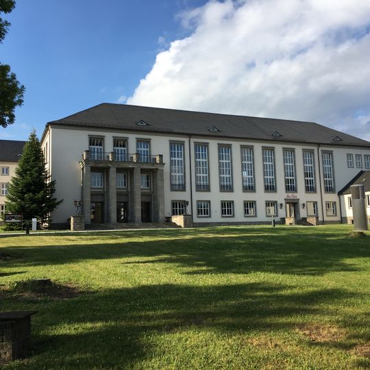 Kulturhaus mit Kegelbahn und Stadtpark Rathausplatz 3