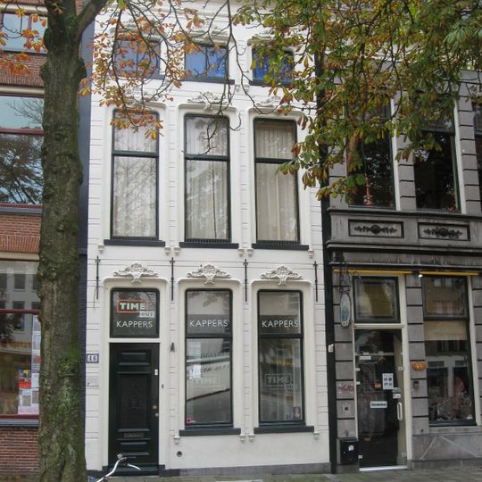 Witgepleisterd eenvoudig pand