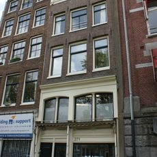 Pand met gevel onder rechte lijst met dakkapel