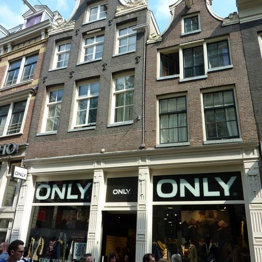 Pand met ingezwenkte halsgevel