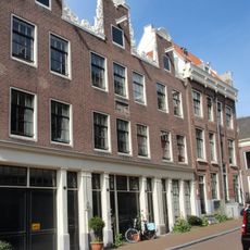 Pand, vanwege de zandstenen onderdelen van de gevelhals