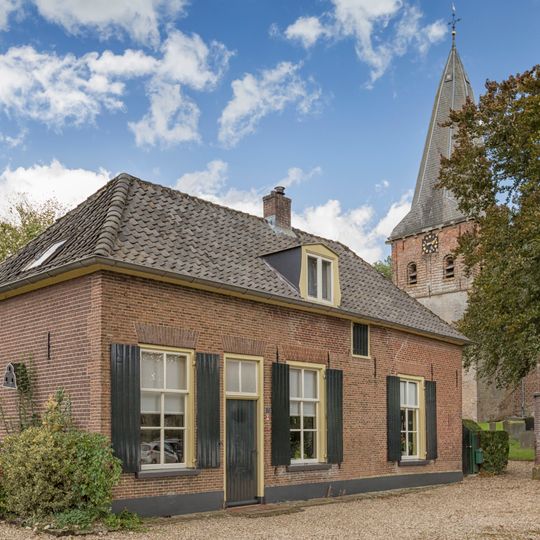 Eenvoudig dwarshuisje nabij de kerk