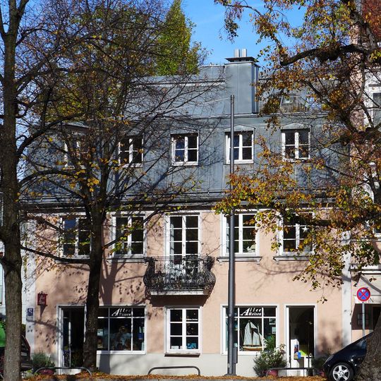 Zweigeschossiger Mansarddachbau