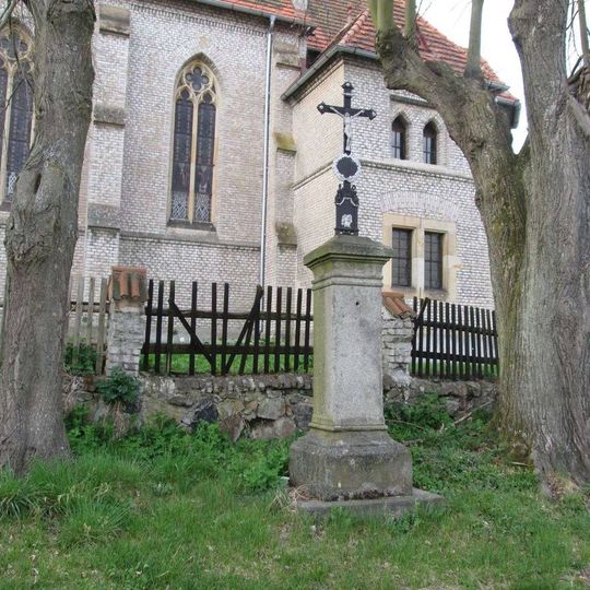 Kříž v Mešně u kostela