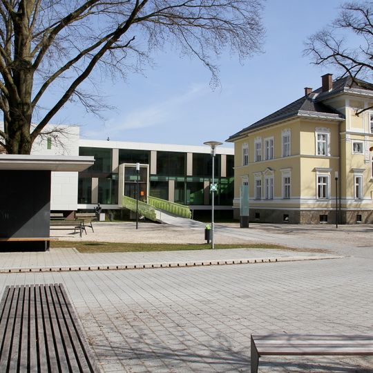 Villa Czerwenka samt Ausstattung und Gartenzaun