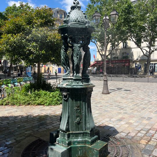 Fontaine Wallace, place Ady-et-Gilberte-Steg