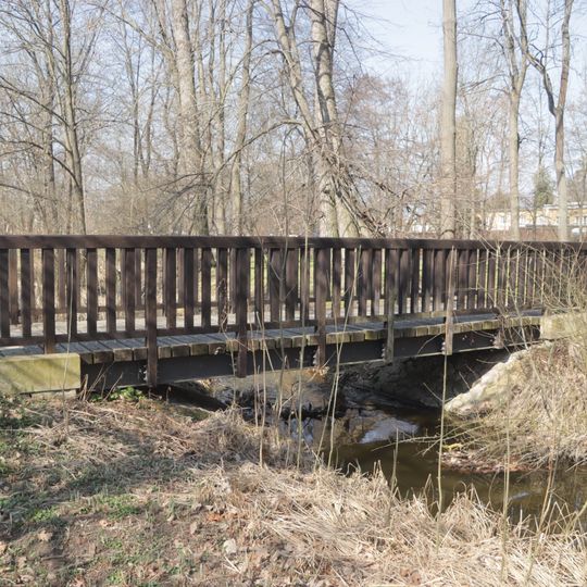 1. lávka přes střední rameno Rokytky v zámeckém parku Dolní Počernice