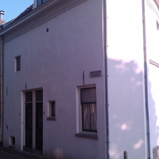 Woonhuis met resten oude stadsmuur