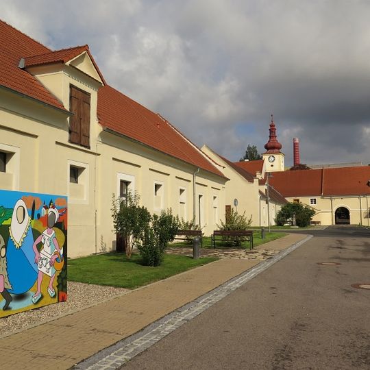 Historické jádro zemědělského dvora čp. 2, 4, 5, 6, 223 a objekt bez čp.