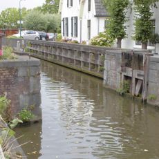 Schutsluis in nieuwe wetering, voorzien van houten puntdeuren