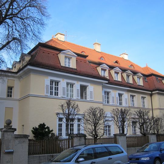 Teil eines schlösschenartigen Doppelhauses