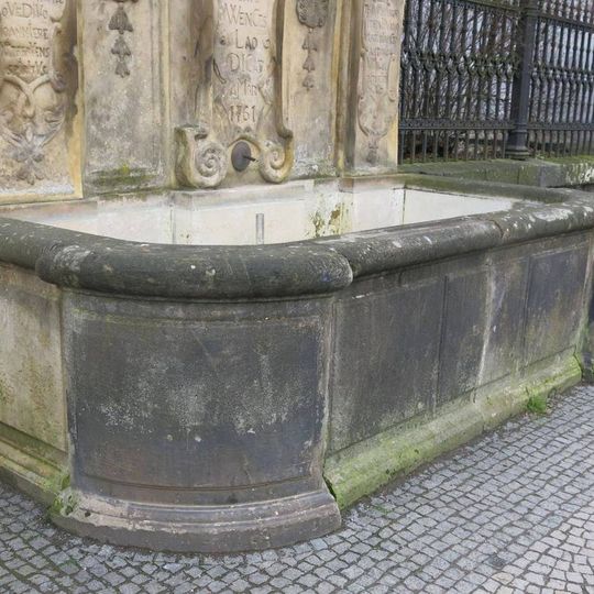 Kašna u sousoší světců v Skálově ulici v Turnově