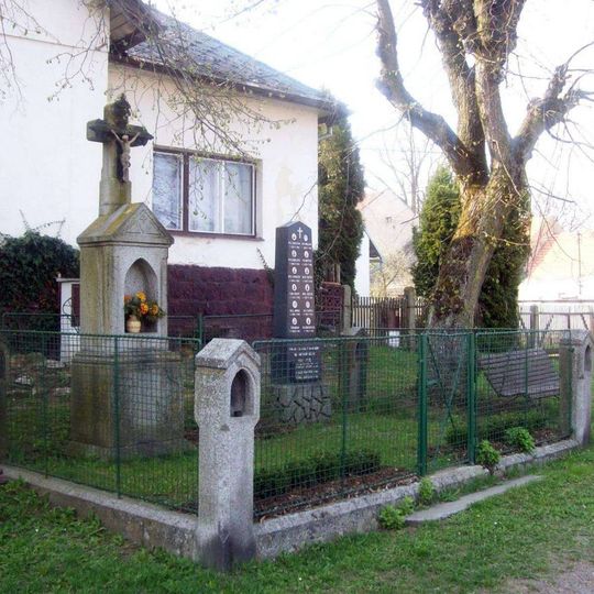 Kříž u kaple v Březí