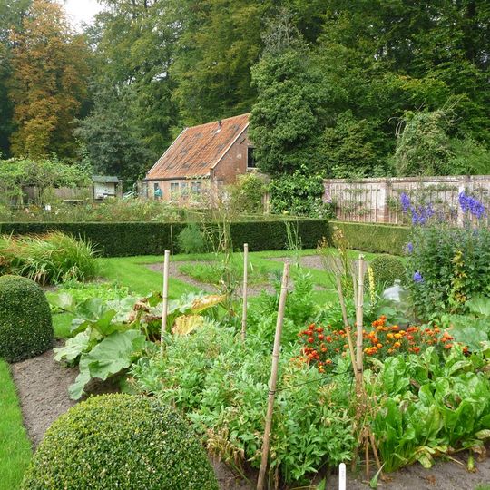 Gooilust, moestuin, schuur, tuinmuren oranjerie en koude bak